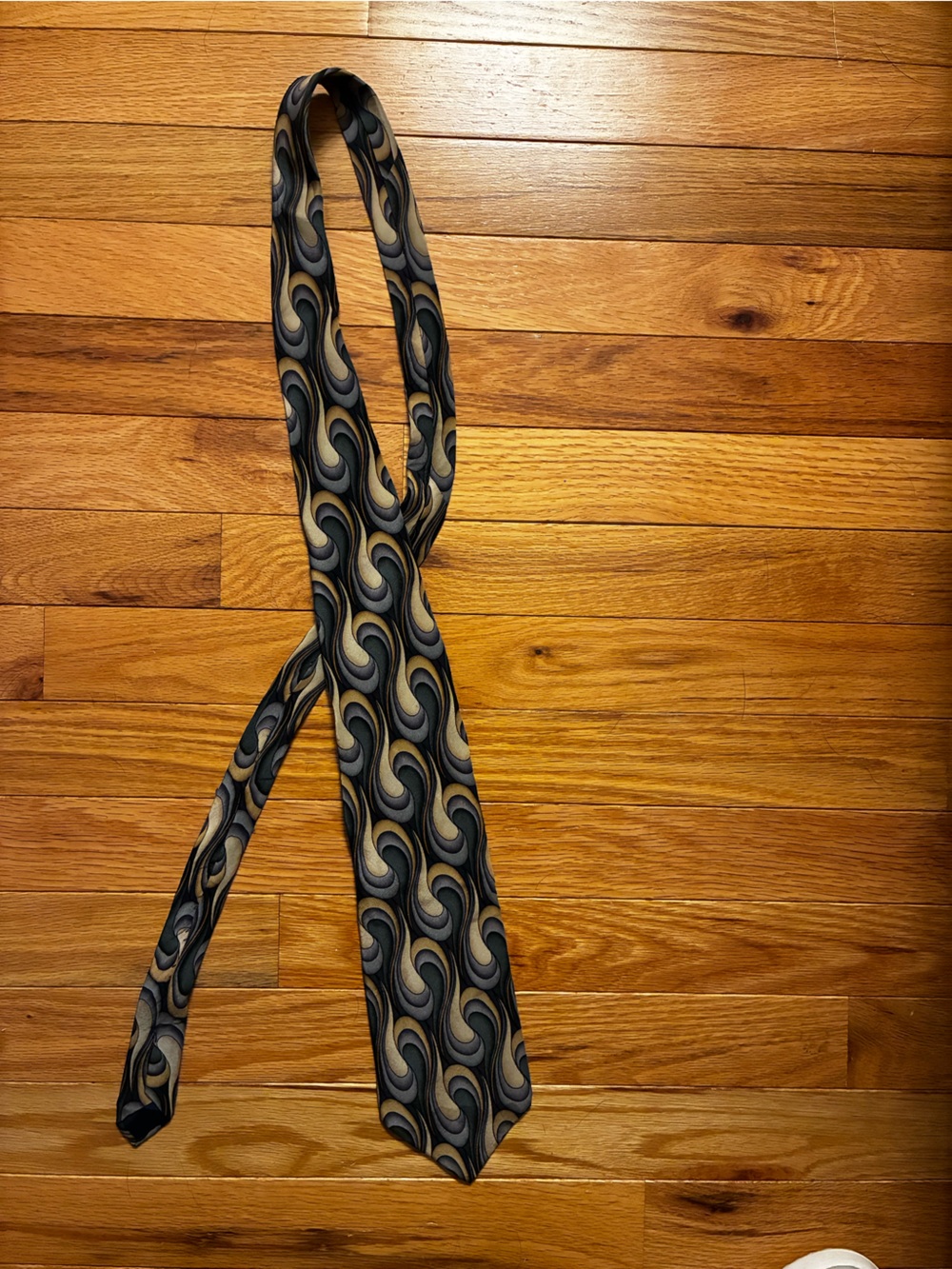 Classic Swirl-Pattern Men's Tie in Black and Gold